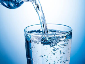 Nước là thức uống chứa rất ít calo và hỗ trợ giảm cân rất tốt